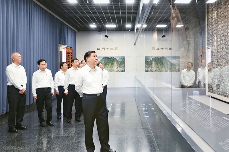 2023年7月29日，中共中央總書(shū)記、國(guó)家主席、中央軍委主席習(xí)近平在四川考察結(jié)束返京途中，來(lái)到陜西省漢中市考察。這是習(xí)近平參觀漢中市博物館有關(guān)歷史文物展陳。 新華社記者 鞠鵬/攝