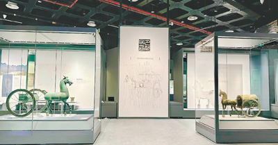 　貴州興仁出土（左）與興義出土（右）的東漢銅車馬。