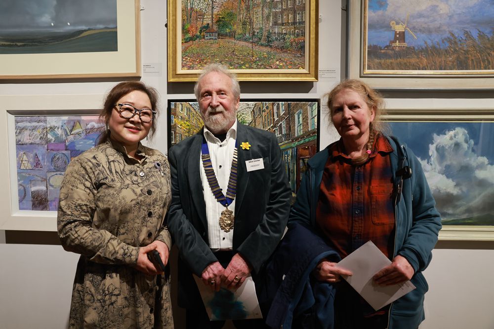 張懷存（左）、英國(guó)皇家藝術(shù)家學(xué)會(huì)主席米克·戴維斯（中）和“張懷存獎(jiǎng)”獲得者梅麗莎·斯科特米勒（右），在梅麗莎的作品前合影。