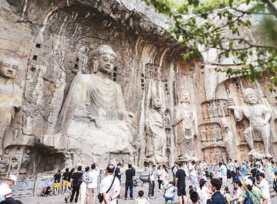 　河南洛陽龍門石窟景區(qū)游人如織，人們來此領(lǐng)略千年石窟石刻造像藝術(shù)的獨特魅力，探訪歷史文化遺產(chǎn)的美妙意境。 　　黃政偉攝（人民圖片）