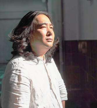 包倬，生于四川涼山，彝族。有小說和散文見《人民文學》《十月》《鐘山》《江南》《天涯》《山花》《芙蓉》《北京文學》《作家》等。著有長篇小說《青山隱》，出版小說集《沉默》《十尋》《路邊的西西弗斯》《風吹白云飄》等。曾獲云南文學獎、邊疆文學獎、滇池文學獎、《長江文藝》雙年獎?，F(xiàn)居昆明。