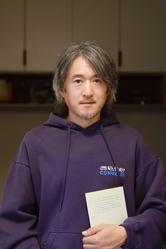 霜白，本名劉永剛，1977年生，現(xiàn)居河北保定，中國(guó)作家協(xié)會(huì)會(huì)員。詩(shī)歌、散文作品散見于《十月》《詩(shī)刊》《星星》《詩(shī)潮》《詩(shī)歌月刊》《草堂》《詩(shī)選刊》等多種刊物，著有詩(shī)集《挽留》。