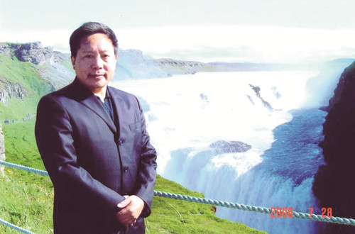 李傳鋒，湖北省鶴峰縣人，土家族作家。曾任《湖北文藝》編輯部主任、《長江文藝》小說組組長、《今古傳奇》主編、湖北省文聯(lián)黨組書記等職，曾獲全國民族團結(jié)進步先進個人稱號。1986年加入中國作家協(xié)會，著有鄉(xiāng)村小說、動物小說、歷史小說、散文、文藝評論等近千萬字。短篇小說《退役軍犬》獲第二屆（1981—1984年）全國少數(shù)民族文學創(chuàng)作獎，長篇小說《白虎寨》獲第十一屆（2012—2015）全國少數(shù)民族文學創(chuàng)作駿馬獎，另有作品獲湖北省“屈原文藝獎”、重慶市“五個一工程”獎等。本期刊發(fā)青年評論家華珉朗、黃煜榕對李傳鋒的采訪。