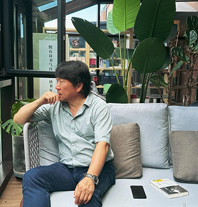  任白，吉林省吉林市人，詩(shī)人、作家。吉林省作家協(xié)會(huì)副主席、中國(guó)詩(shī)歌學(xué)會(huì)理事。出版詩(shī)集《耳語(yǔ)》《任白詩(shī)選》《情詩(shī)與備忘錄》《靈魂的債務(wù)》和中短篇小說(shuō)集《失語(yǔ)》?，F(xiàn)居吉林省長(zhǎng)春市。