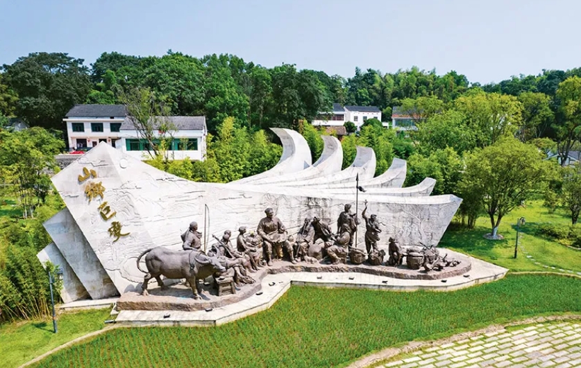 1955年秋，47歲的周立波整理行裝，從北京一路南下，舉家搬回老家湖南益陽清溪村。67年后，在這里，中國作家協(xié)會啟動了“新時代山鄉(xiāng)巨變創(chuàng)作計劃”和“新時代文學(xué)攀登計劃”兩項(xiàng)重大文學(xué)行動。圖為2022年8月1日拍攝的湖南省益陽市清溪村清溪廣場。 新華社記者 陳思汗/攝