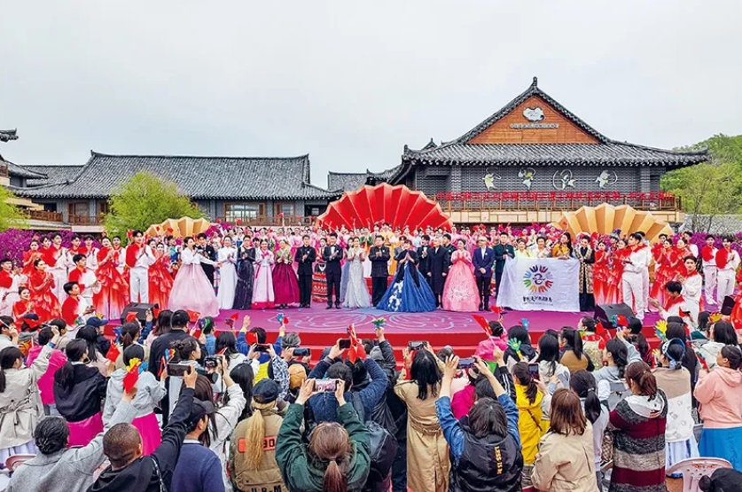 十年來，文藝工作者服務(wù)基層成為常態(tài)。2024年5月10日，由中國文聯(lián)、吉林省委宣傳部、中國文藝志愿者協(xié)會主辦的“東方唱響——中國文聯(lián)文藝志愿服務(wù)團(tuán)走進(jìn)吉林延邊東方第一村文藝演出”，在有“東方第一村”美譽(yù)的延邊州琿春市敬信鎮(zhèn)防川村舉行。圖為演出現(xiàn)場。 中國文聯(lián)供圖