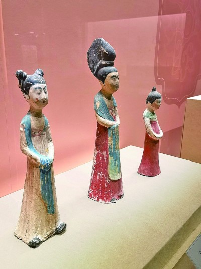 展出的發(fā)型各異的彩繪女陶俑。本報(bào)記者 李韻攝/光明圖片