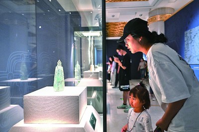 5月18日，參觀者在內(nèi)蒙古呼和浩特市的呼和浩特博物館“問蜀——東周時(shí)期的蜀文化展”上觀看展品。 新華社記者 貝赫攝