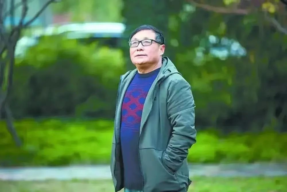 夏堅勇，散文家、劇作家，首屆魯迅文學(xué)獎得主