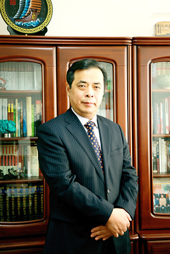 老藤，本名滕貞甫，遼寧省政協(xié)文史委副主任。出版長篇小說《刀兵過》《北障》《北愛》《草木志》等11部，小說集《熬鷹》《無雨遼西》等8部，隨筆集《儒學筆記》等3部，“老藤作品典藏（15卷）”。曾獲全國“五個一工程”獎、東北文學獎、百花文學獎等，作品多次入選各種年榜及選本，以多種文字譯介到國外。