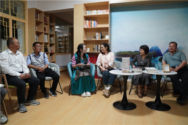 中國(guó)作協(xié)采訪團(tuán)與當(dāng)?shù)刈骷以谖膶W(xué)書(shū)院交流對(duì)談