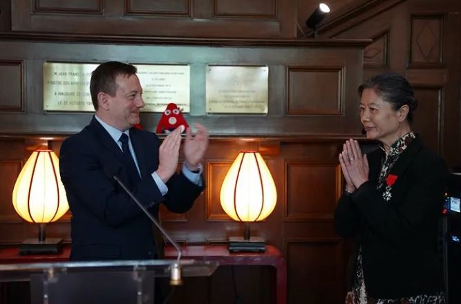 法國駐華大使白玉堂為作家王安憶頒發(fā)了法國國家榮譽(yù)軍團(tuán)騎士勛章。圖片來源：法國領(lǐng)事館