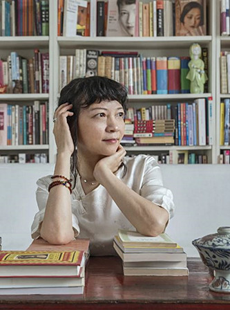 作家、導(dǎo)演，現(xiàn)居英國。主要著作有《孔雀的叫喊》《饑餓的女兒》等，編劇并執(zhí)導(dǎo)電影《月光武士》。