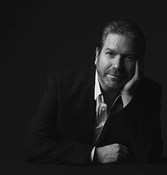 學(xué)者，現(xiàn)任美國加州大學(xué)洛杉磯分校（UCLA）教授兼中國研究中心主任。主要著作有《光影言語：當(dāng)代華語片導(dǎo)演訪談錄》《電影的口音：賈樟柯談賈樟柯》等。