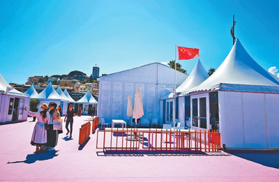 中國(guó)電影機(jī)構(gòu)在戛納國(guó)際村設(shè)立中國(guó)館，并在此舉辦各類電影研討交流活動(dòng)。