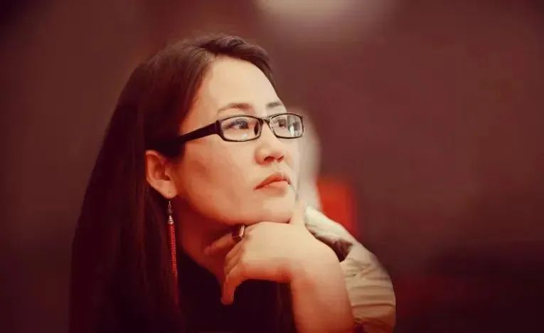 娜仁高娃，蒙古族，中國(guó)作家協(xié)會(huì)會(huì)員。著有短篇小說《醉陽(yáng)》《熱戀中的巴岱》、長(zhǎng)篇小說《影》等，其中小說集《七角羊》入選中國(guó)作家協(xié)會(huì)“中國(guó)少數(shù)民族文學(xué)之星叢書”。曾獲2018年《草原》文學(xué)獎(jiǎng)、第十二屆內(nèi)蒙古自治區(qū)文學(xué)創(chuàng)作“索龍嘎”獎(jiǎng)、2020年《民族文學(xué)》年度獎(jiǎng)；中篇小說《裸露的山體》入選中國(guó)當(dāng)代文學(xué)研究會(huì)年榜、中國(guó)小說學(xué)會(huì)2023年度中國(guó)好小說榜。