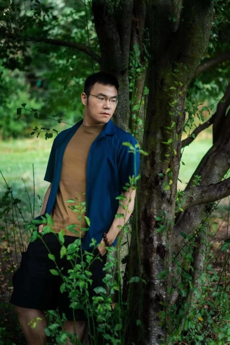 伯竑橋1997年生，青年寫作者，兼事文學(xué)批評(píng)，先后畢業(yè)于武漢大學(xué)中文系，英國倫敦大學(xué)學(xué)院，現(xiàn)為清華大學(xué)中文系博士生。作品散見《詩刊》《星星》等期刊，曾獲櫻花詩賽獎(jiǎng)，華語大學(xué)生短詩大賽獎(jiǎng)，第五屆草堂詩歌獎(jiǎng)“年度青年詩人獎(jiǎng)”等獎(jiǎng)項(xiàng)。