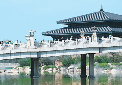 　5月18日，觀眾步入陜西歷史博物館秦漢館參觀。 　　新華社記者 李一博攝