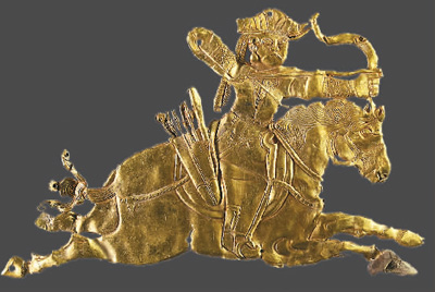 唐吐蕃時期騎射形金飾片。  　　青海省海西州民族博物館供圖