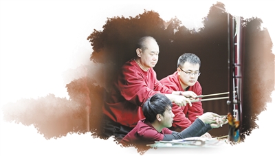 　圖為在中國非遺館內(nèi)，非遺傳承人現(xiàn)場表演北京皮影戲。 　　中國非遺館供圖