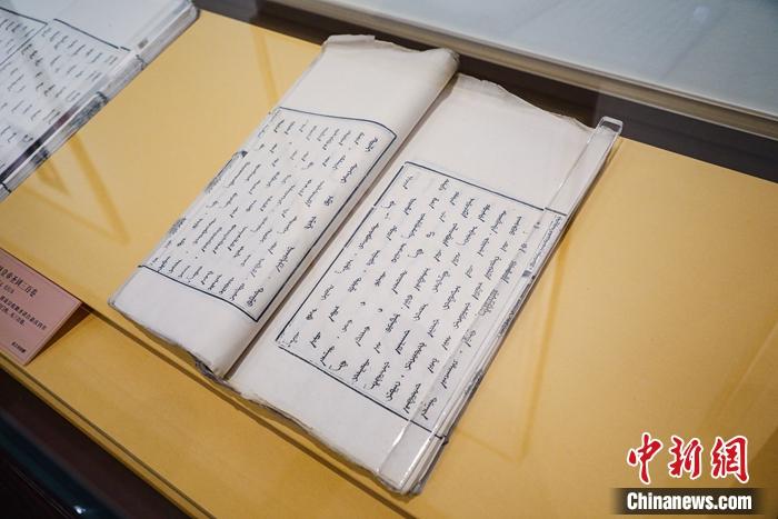 《大清高宗純皇帝圣訓(xùn)》(滿文版)。徐峻杰 攝