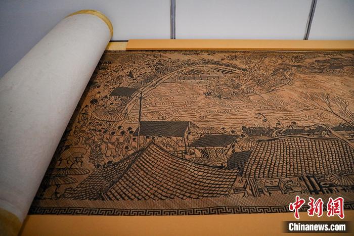徐建元?jiǎng)?chuàng)作的竹編畫《清明上河圖》。徐峻杰 攝