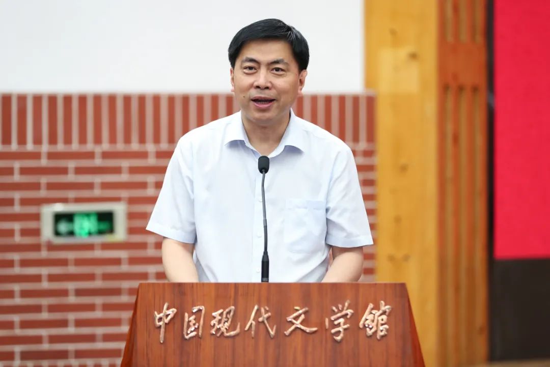 中國現(xiàn)代文學館常務副館長王軍主持頒獎儀式