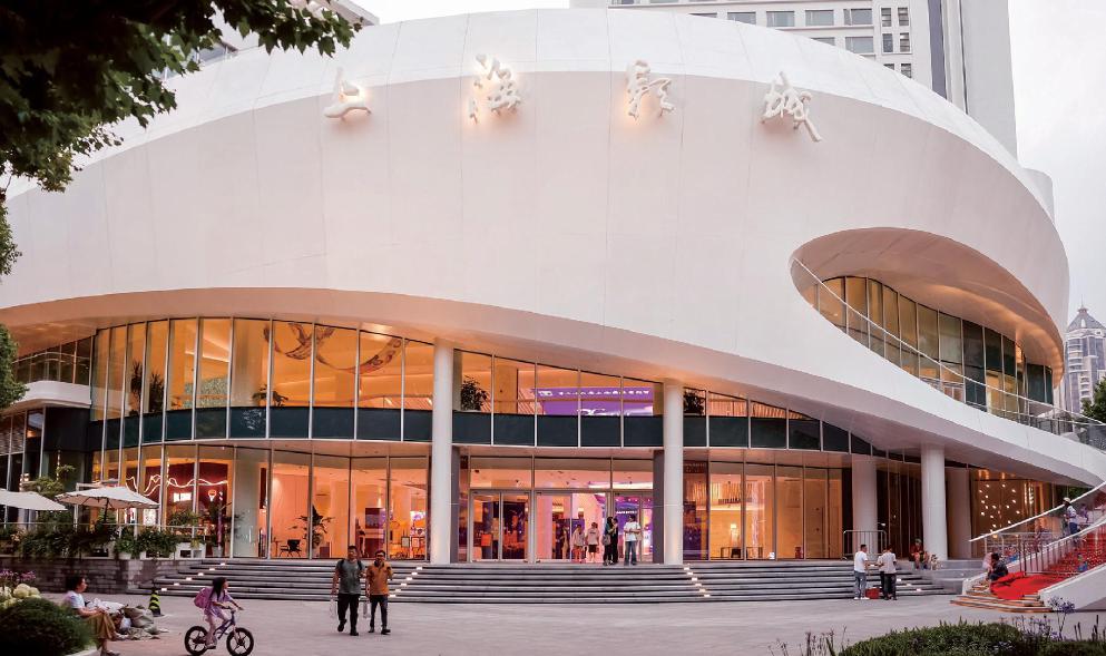 作為本屆上海國際電影節(jié)的主會場，上海影城已經(jīng)裝飾布置完畢，靜候影迷蒞臨。 本報記者 王竟成 攝