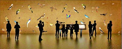 2023年5月12日，觀眾在“數(shù)境等觀——靳軍傳統(tǒng)藝術(shù)與科技研究展”上欣賞《描摹或共生：今日珍禽圖》數(shù)字藝術(shù)作品。資料照片