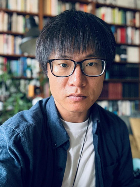 李晁，1986年生于湖南，現(xiàn)居貴陽。2007年發(fā)表小說，獲《上海文學(xué)》新人獎、紫金·人民文學(xué)之星獎、《作家》金短篇獎、華語青年作家獎、十月文學(xué)獎等，有小說入選收獲文學(xué)榜，出版小說集《霧中河》等三部。