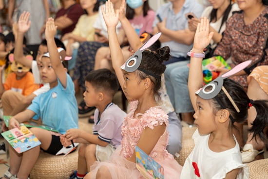 小朋友們在浙江寧波圖書館參與沉浸式繪本劇《森林圖書館》。寧波圖書館供圖