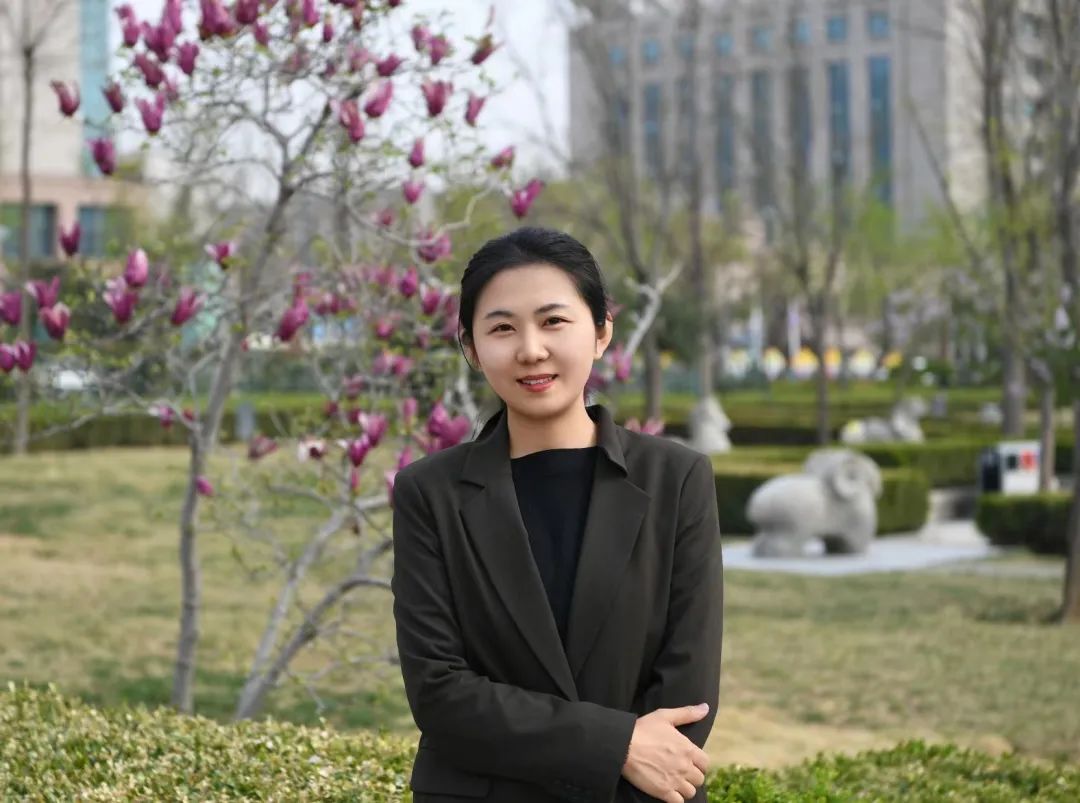 錢幸，山東泰安人，張煒工作室高級學(xué)員，法學(xué)碩士，北京師范大學(xué)與魯迅文學(xué)院聯(lián)辦文學(xué)創(chuàng)作專業(yè)研究生在讀。在《收獲》《江南》《芙蓉》《山東文學(xué)》《時代文學(xué)》等雜志發(fā)表小說八十余萬字，有小說被《小說月報》《中篇小說選刊》《新華文摘》等多次選載。中短篇小說集《冷靜期》入選2022年度“21世紀文學(xué)之星叢書”，曾獲“泰山文藝獎”“山東文學(xué)獎”等獎項。