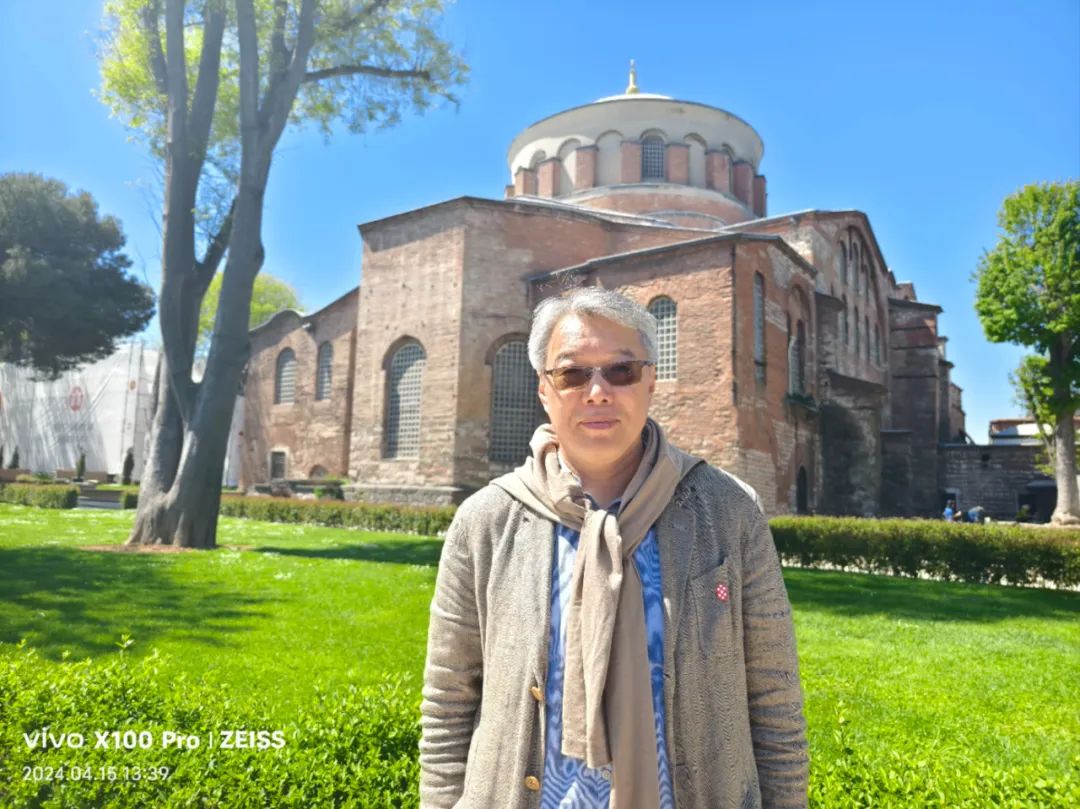 臧棣，1964 年生于北京?，F(xiàn)任教于北京大學(xué)中文系，北京大學(xué)中國(guó)詩(shī)歌研究院研究員。出版詩(shī)集《騎手和豆?jié){》《簡(jiǎn)單的人類動(dòng)作入門(mén)》等。曾獲中國(guó)當(dāng)代十大杰出青年詩(shī)人、中國(guó)十大先鋒詩(shī)人、中國(guó)十大新銳詩(shī)歌批評(píng)家、當(dāng)代十大新銳詩(shī)人等，并多次應(yīng)邀參加國(guó)際詩(shī)歌節(jié)。