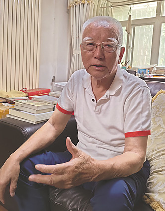 降邊嘉措 藏族，四川省甘孜藏族自治州巴塘縣人。1950年參加解放軍，經(jīng)歷了進軍西藏、解放西藏的全過程。1956年到北京民族出版社，從事藏文翻譯和編輯出版工作，直到1980年。1980年報考中國社會科學院民族文學研究所并被錄取，后來主要從事《格薩爾》史詩研究和翻譯工作。曾出版《〈格薩爾〉初探》《〈格薩爾〉的歷史命運》《〈格薩爾〉與藏族文化》《〈格薩爾〉論》等學術專著。主編有《格薩爾》藏文精選本（40卷、51冊）、《〈格薩爾〉大辭典》等。長篇小說《格桑梅朵》、報告文學《這里是紅軍走過的地方》分別獲得第一屆、第十一屆全國少數(shù)民族文學創(chuàng)作駿馬獎。