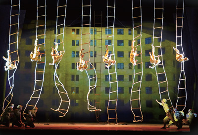 雜技劇《戰(zhàn)上?！穭≌?。 　　上海雜技團(tuán)供圖