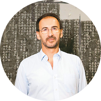 畢羅（Pietro De Laurentis），意大利漢學(xué)家，中國(guó)國(guó)家級(jí)人才項(xiàng)目入選者，廣州美術(shù)學(xué)院教授、博導(dǎo)，中外書(shū)寫(xiě)文化與美術(shù)交流研究中心負(fù)責(zé)人，二王學(xué)研究中心專(zhuān)家委員會(huì)委員。多年來(lái)主要從事書(shū)法學(xué)、銘刻與寫(xiě)本學(xué)、美術(shù)文獻(xiàn)研究與翻譯、中國(guó)古代詩(shī)歌等領(lǐng)域的研究。意大利文著作有《李白，其人其詩(shī)》《一觴一詠：〈蘭亭詩(shī)集〉研究》，英文專(zhuān)著有《孫過(guò)庭〈書(shū)譜〉綜合研究》《以書(shū)護(hù)法——〈集王圣教序〉研究》，中文專(zhuān)著有《尊右軍以翼圣教》，英文譯著有張?zhí)旃吨袊?guó)書(shū)法主要術(shù)語(yǔ)的釋讀和研究》。在《亞洲專(zhuān)刊》《華裔學(xué)志》《敦煌研究》《唐研究》《中國(guó)書(shū)法》《書(shū)法研究》等海內(nèi)外權(quán)威刊物發(fā)表論文50余篇。