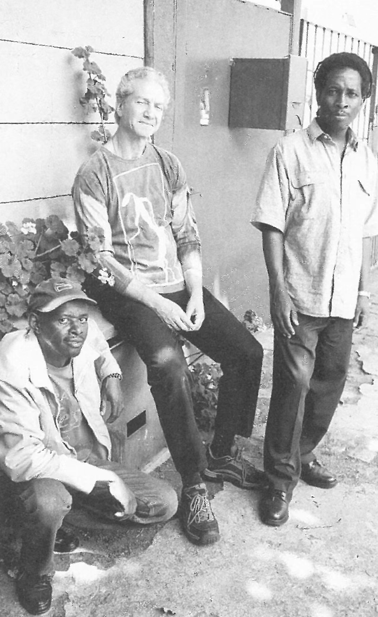 布噪噪雜志編輯，左為艾克·姆伊拉，中為阿倫·霍維茨，右為西菲弗·恩格溫雅。