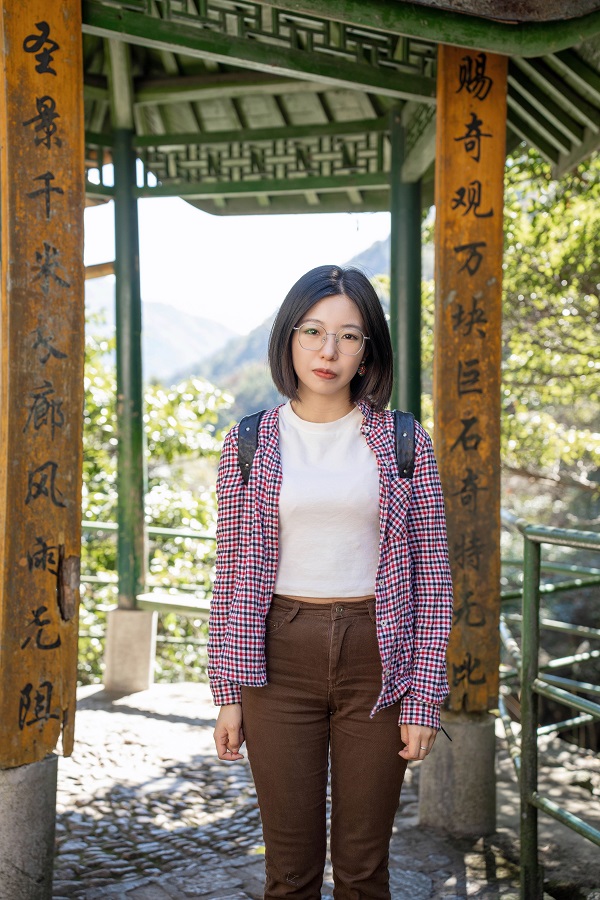 作家簡(jiǎn)介 李?yuàn)檴?，筆名三三，女，漢族，一九九一年出生，畢業(yè)于中國(guó)人民大學(xué)創(chuàng)造性寫作專業(yè)。作品發(fā)表于《人民文學(xué)》《收獲》等多家刊物，多有選載。曾獲2020年“鐘山之星”年度青年佳作獎(jiǎng)、2021年度青花郎?人民文學(xué)獎(jiǎng)新人獎(jiǎng)、第七屆郁達(dá)夫小說獎(jiǎng)短篇小說獎(jiǎng)、首屆《靜?安》文學(xué)獎(jiǎng)、紅棉文學(xué)獎(jiǎng)小說主獎(jiǎng)等獎(jiǎng)項(xiàng)，入選王蒙青年作家支持計(jì)劃?年度特選作家（2022—2023）等。著有短篇小說集《晚春》《山頂上是?！贰抖砹_斯套娃》《離魂記》等四部。