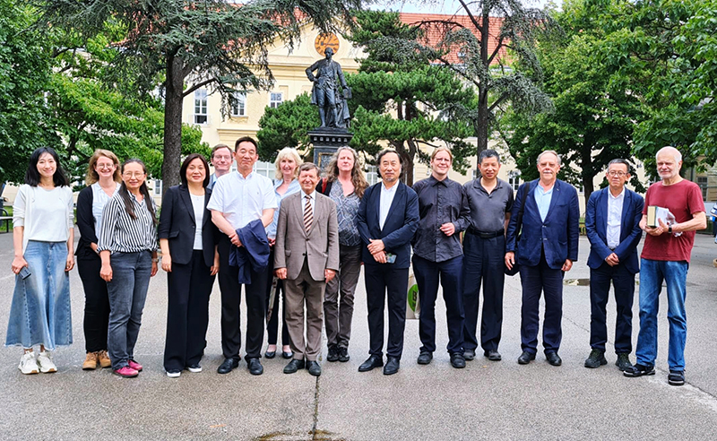 代表團(tuán)與奧地利作家、漢學(xué)家合影