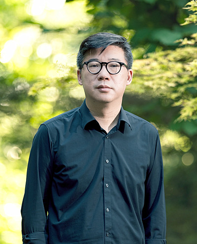 李修文，湖北省作家協(xié)會(huì)主席、武漢市文聯(lián)主席、武漢大學(xué)文學(xué)院教授，著有《猛虎下山》《詩來見我》《致江東父老》《山河袈裟》《滴淚痣》《捆綁上天堂》等