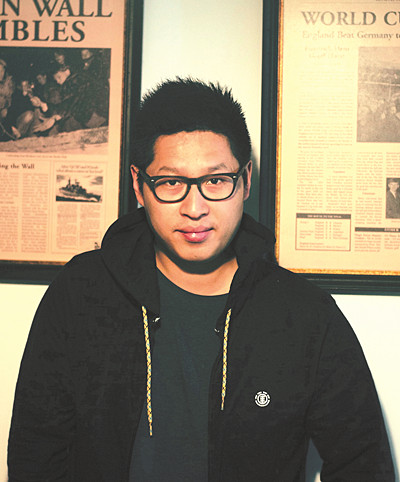 林東林，武漢文學(xué)院首屆簽約專業(yè)作家，著有《火腿》《出門》《燈光球場(chǎng)》《迎面而來》《三餐四季》《跟著詩人回家》等各類作品多部