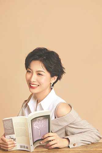 周婉京，一九九〇年生，北京人，哲學(xué)博士。曾獲山花文學(xué)雙年獎(jiǎng)·新人獎(jiǎng)、香港青年文學(xué)獎(jiǎng)等獎(jiǎng)項(xiàng)。出版有短篇小說(shuō)集《取出瘋石》等作品，中長(zhǎng)篇小說(shuō)《造房子的人》為其最新作品