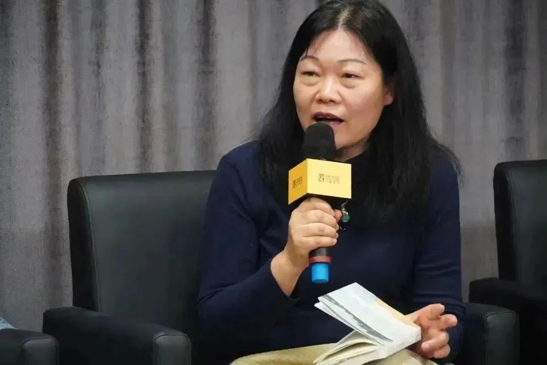 黃葒    南京大學(xué)外國語學(xué)院法語系教授，博士生導(dǎo)師，南京大學(xué)人文社會(huì)科學(xué)高級(jí)研究院兼職研究員，國際杜拉斯學(xué)會(huì)會(huì)員，中國法國文學(xué)研究會(huì)常務(wù)理事，中法語言文化比較研究會(huì)常務(wù)理事、江蘇省外文學(xué)會(huì)理事，江蘇省翻譯協(xié)會(huì)理事、南京翻譯家協(xié)會(huì)理事，南京作協(xié)理事。