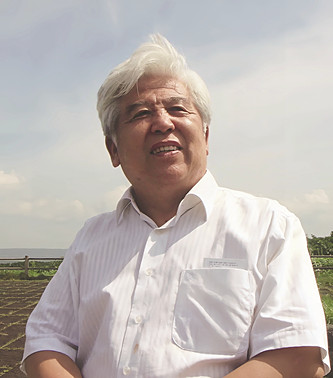 馬振聲 1939年生于北京，1964年本科畢業(yè)于中央美術(shù)學(xué)院中國(guó)畫系，同年考入中央美術(shù)學(xué)院中國(guó)畫系首屆研究生，師從蔣兆和教授，專攻水墨人物畫。1973年調(diào)入四川省美協(xié)從事專業(yè)美術(shù)創(chuàng)作。1994年起受聘任教于北京語(yǔ)言大學(xué)藝術(shù)系。曾任北京語(yǔ)言大學(xué)藝術(shù)學(xué)院名譽(yù)院長(zhǎng)、重慶國(guó)畫院名譽(yù)院長(zhǎng)、中央文史研究館書畫院名譽(yù)院長(zhǎng)?，F(xiàn)為中國(guó)美協(xié)蔣兆和藝術(shù)研究會(huì)會(huì)長(zhǎng)、重慶市美協(xié)名譽(yù)主席，中央文史研究館館員、國(guó)家一級(jí)美術(shù)師。其作品曾多次入選全國(guó)美展、中國(guó)畫百年展等全國(guó)性大展并獲獎(jiǎng)，多次在國(guó)內(nèi)外舉辦個(gè)展或聯(lián)展，多幅作品被中國(guó)美術(shù)館等單位收藏。