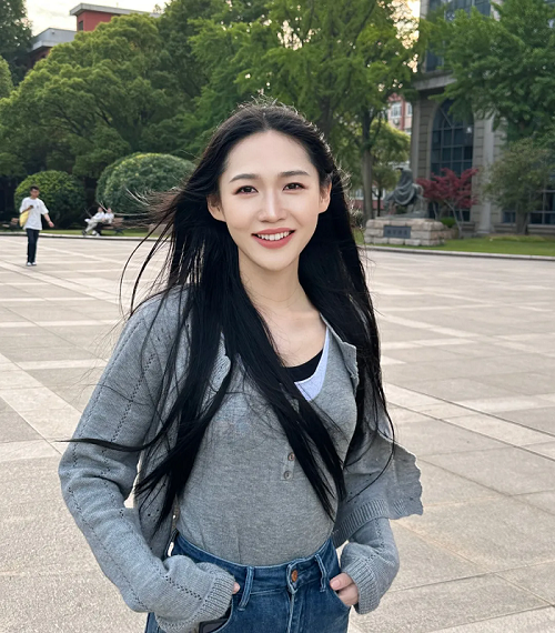 周燊，滿(mǎn)族，中國(guó)作家協(xié)會(huì)會(huì)員，藝術(shù)碩士、文學(xué)博士，從教于高校創(chuàng)意寫(xiě)作和現(xiàn)當(dāng)代文藝研究等方向，曾獲第六屆山東省泰山文藝獎(jiǎng)（文學(xué)創(chuàng)作獎(jiǎng)）、復(fù)旦大學(xué)光華獎(jiǎng)等榮譽(yù)。