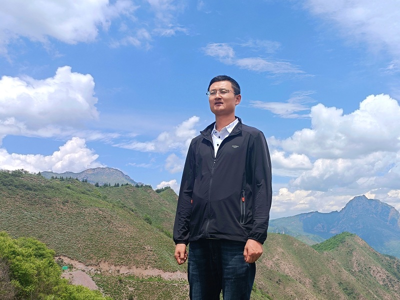 丁海龍，男，漢族，筆名古月星空，甘肅臨潭人。中華詩詞學(xué)會(huì)會(huì)員、甘肅省作家協(xié)會(huì)會(huì)員、甘肅省詩詞學(xué)會(huì)會(huì)員、甘肅省楹聯(lián)學(xué)會(huì)會(huì)員。作品見于《中華詩詞》《中華辭賦》《甘肅黨建》等刊。出版詩集《虛塵》《流水集》。