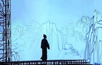 北京人民藝術(shù)劇院話劇《杜甫》演出現(xiàn)場，扮演杜甫的演員正慢慢步入山水畫卷。資料圖片