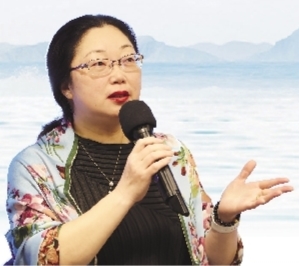 楊怡芬，浙江舟山人，魯迅文學(xué)院第13屆高研班學(xué)員。2002年開始寫作，在《人民文學(xué)》《十月》《花城》等發(fā)表小說百余萬字，出版中短篇小說集《披肩》、中篇小說集《追魚》、長篇小說《離觴》《海上繁花》等。