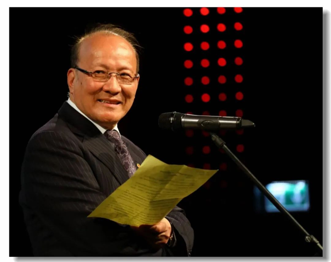 毛時安，中國文藝評論家協(xié)會副主席，上海市文廣局副巡視員、研究員。浙江奉化人。1948年生，1982年畢業(yè)于華東師大中文系。1995年加入中國作家協(xié)會。著有《引渡現(xiàn)代人的舟筏在哪里》《美學新變與反思》《毛時安文集》（四卷本）等，主編《1991年中國小說》《海上名家文叢隨筆》《海上風藝術(shù)文叢》等。曾獲第五屆中國文聯(lián)文藝評論一等獎、全國中青年美學優(yōu)秀成果獎、首屆上海文學藝術(shù)獎等獎項。