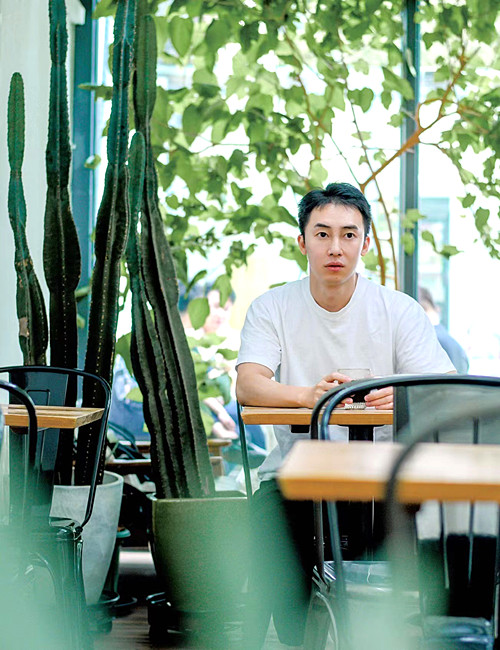 周宏翔，一九九〇年生于重慶，現居北京。中國作家協(xié)會會員。出版《當燃》《第一次看見燦爛的時刻》等十余部作品，多部作品正在影視改編中。曾獲第五屆巴蜀青年文學獎、“新浪年度十大熱書”等